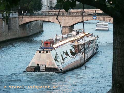 Boot auf der Seine