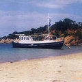 mandraki_beach_boot