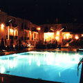 klicken zum Vergrößern -> Hotelansicht bei Nacht (Urlaub auf Zakynthos/GR 1999)