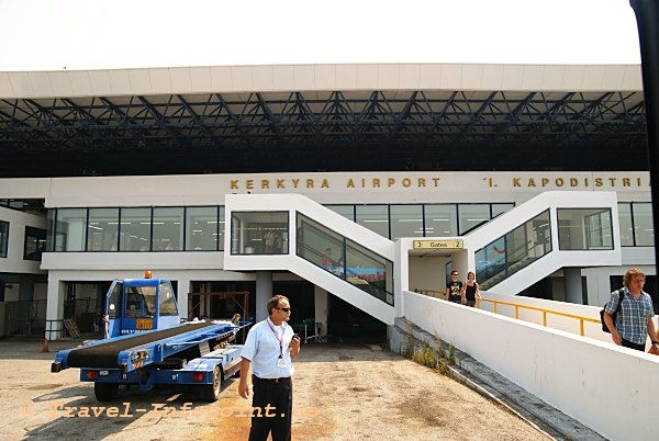 Gate am Flughafen Korfu