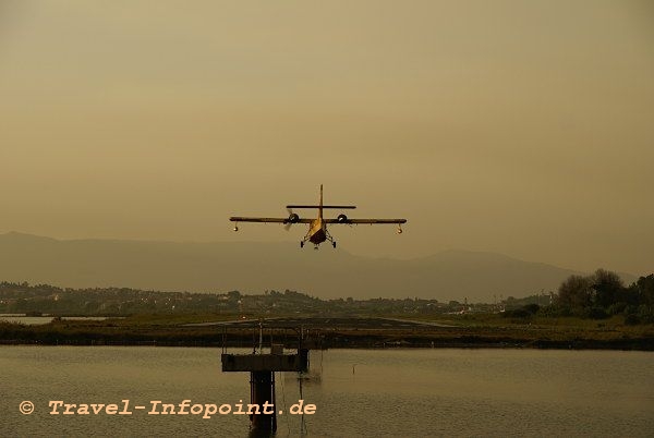 Landung eines Löschflugzeuges auf Korfu