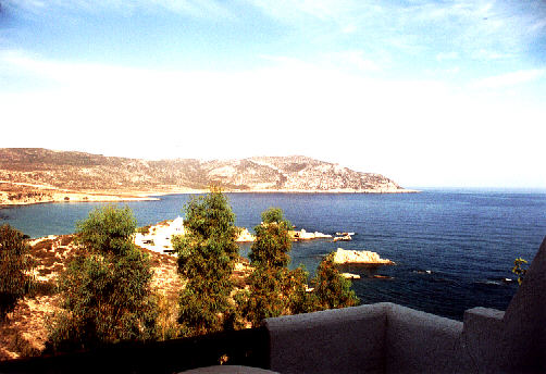 Blick vom Balkon auf die Bucht von Amopi