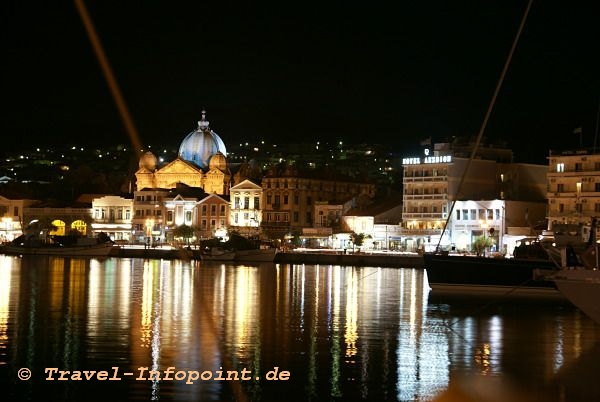 Mythilini Hafen bei Nacht