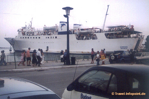 Fähre im Hafen von Skiathos