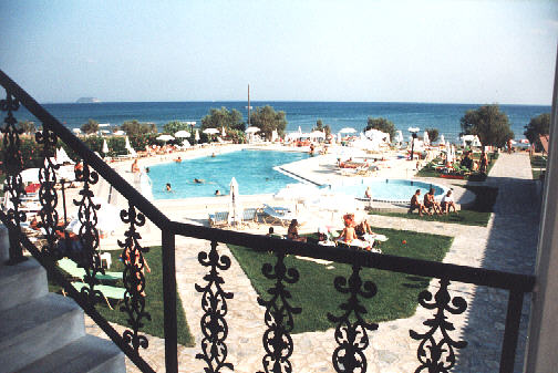 Hotel Astir (Blick vom Hotel über den Pool aufs Meer)