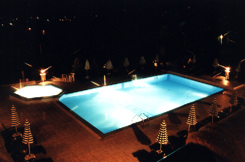 Pool bei Nacht