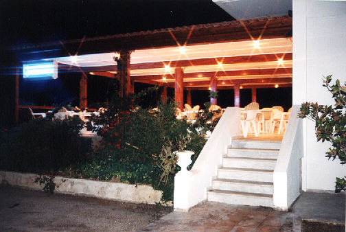 Hotel Astir (Blick von der Strae auf die Frhstcksterrasse)