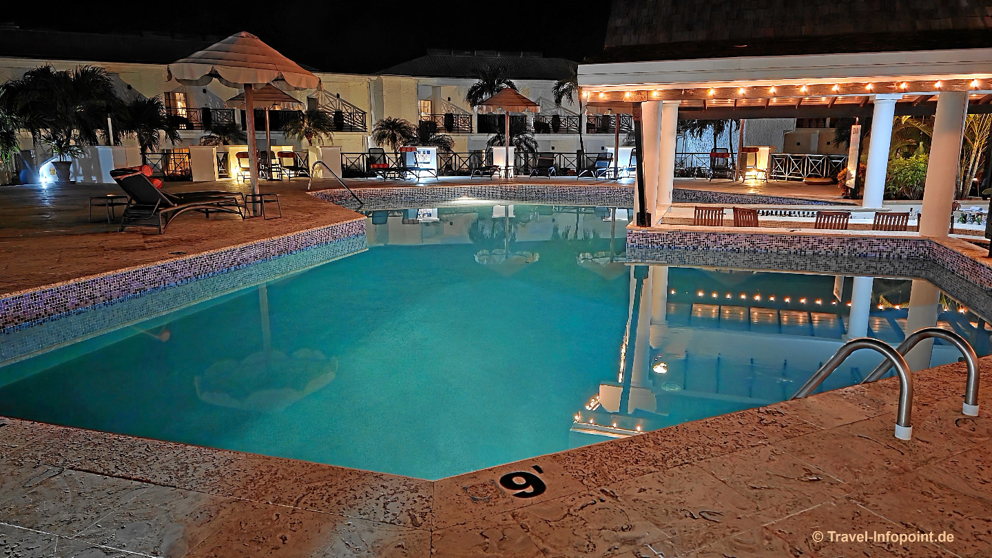 Blick auf das Coyaba Beach Resort / Pool