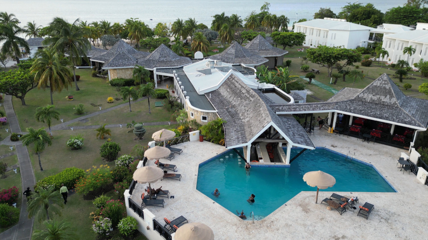 Blick auf das Coyaba Beach Resort / Pool