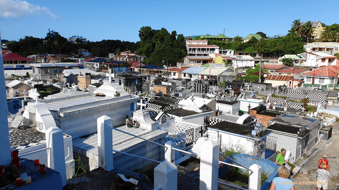 Guadeloupe: Einlaufen der AIDAperla