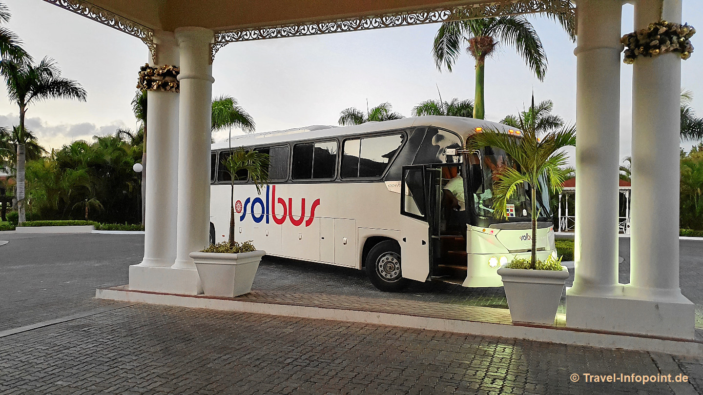 Reisebus für den Ausflug nach Samana