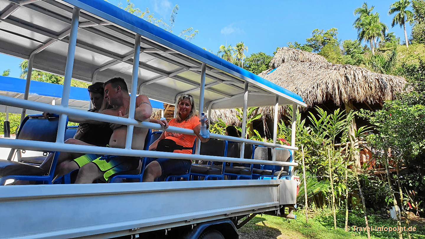 offener Bus auf Samana